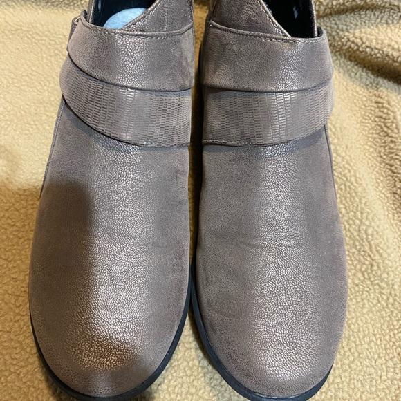 Cloudsteppers Clark’s. Size 10w. Color pewter. Like new - Picture 1 of 4